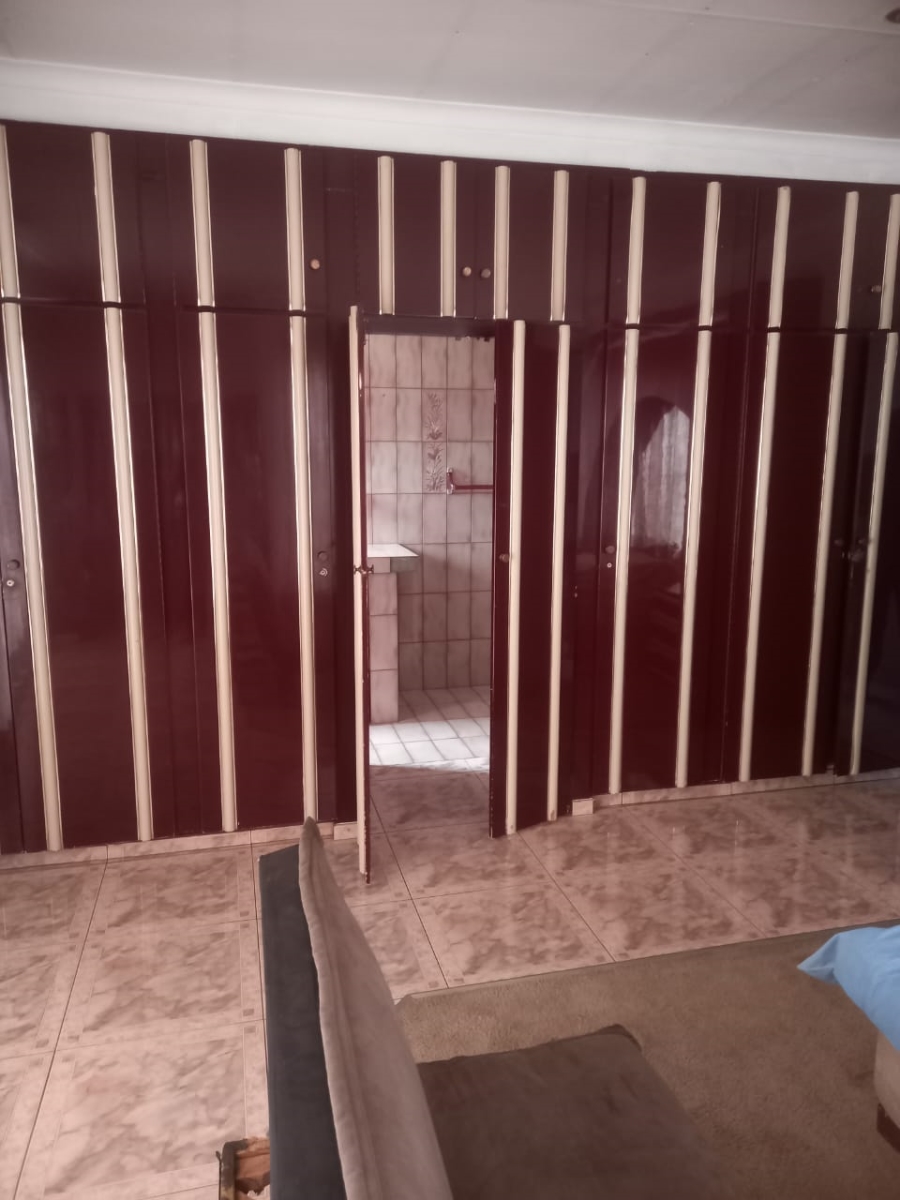 5 Bedroom Property for Sale in Manzil Park North West